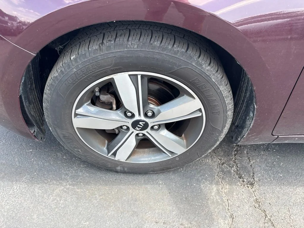 Used 2018 Red Kia LX image 11