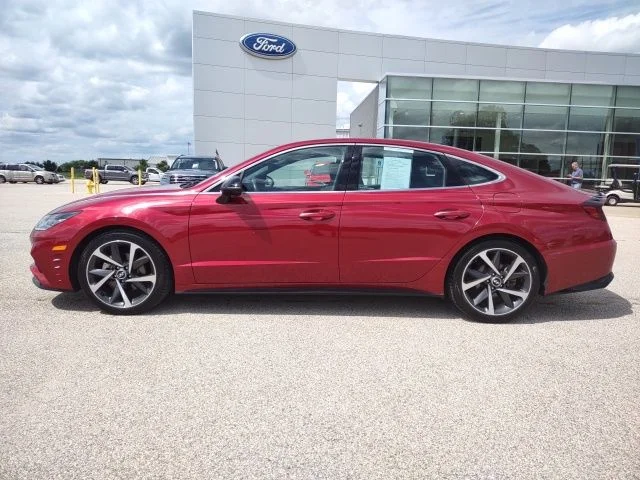Used 2023 Red Hyundai SEL Plus image 2