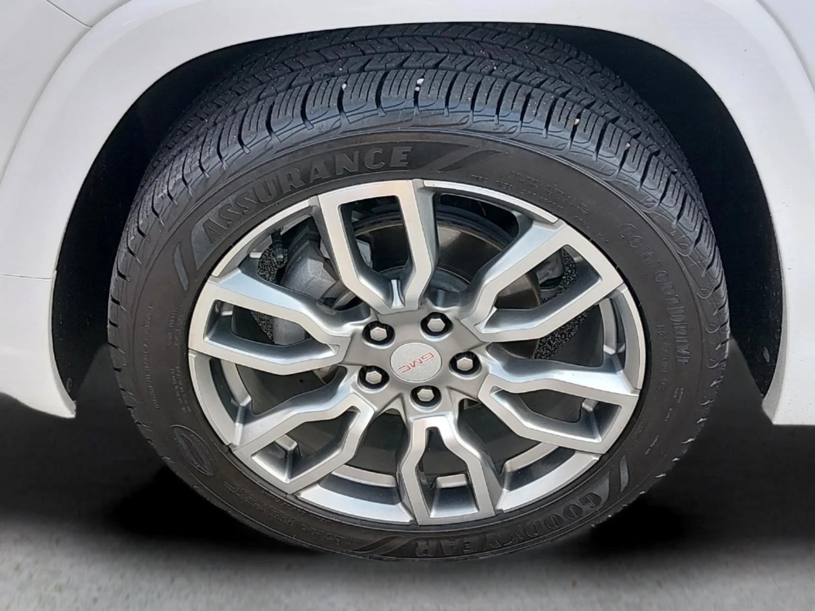 Used 2024 White Frost Tricoat GMC Denali image 11
