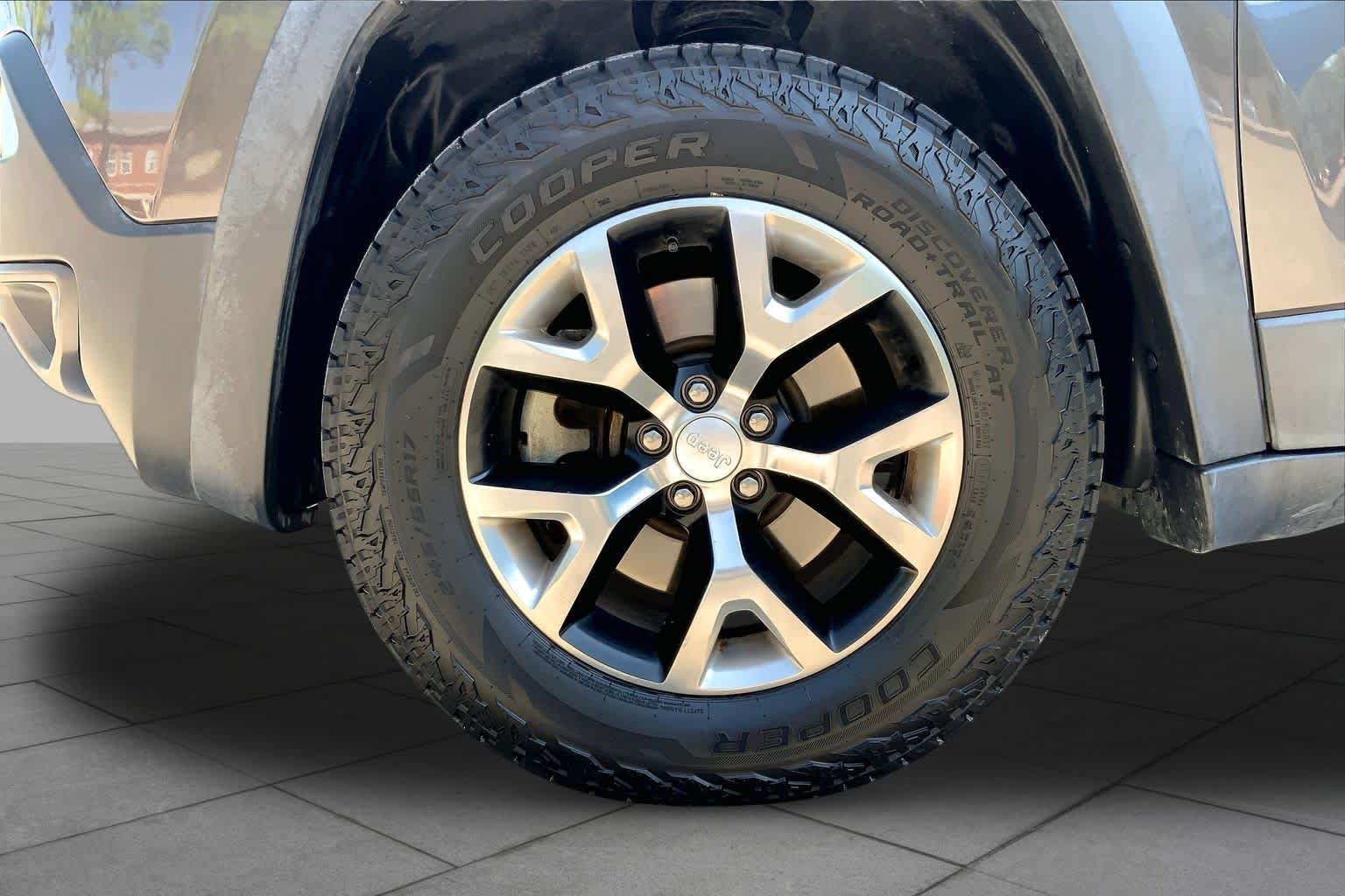 Used 2018 Granite Crystal Metallic Clearcoat Jeep Trailhawk image 11