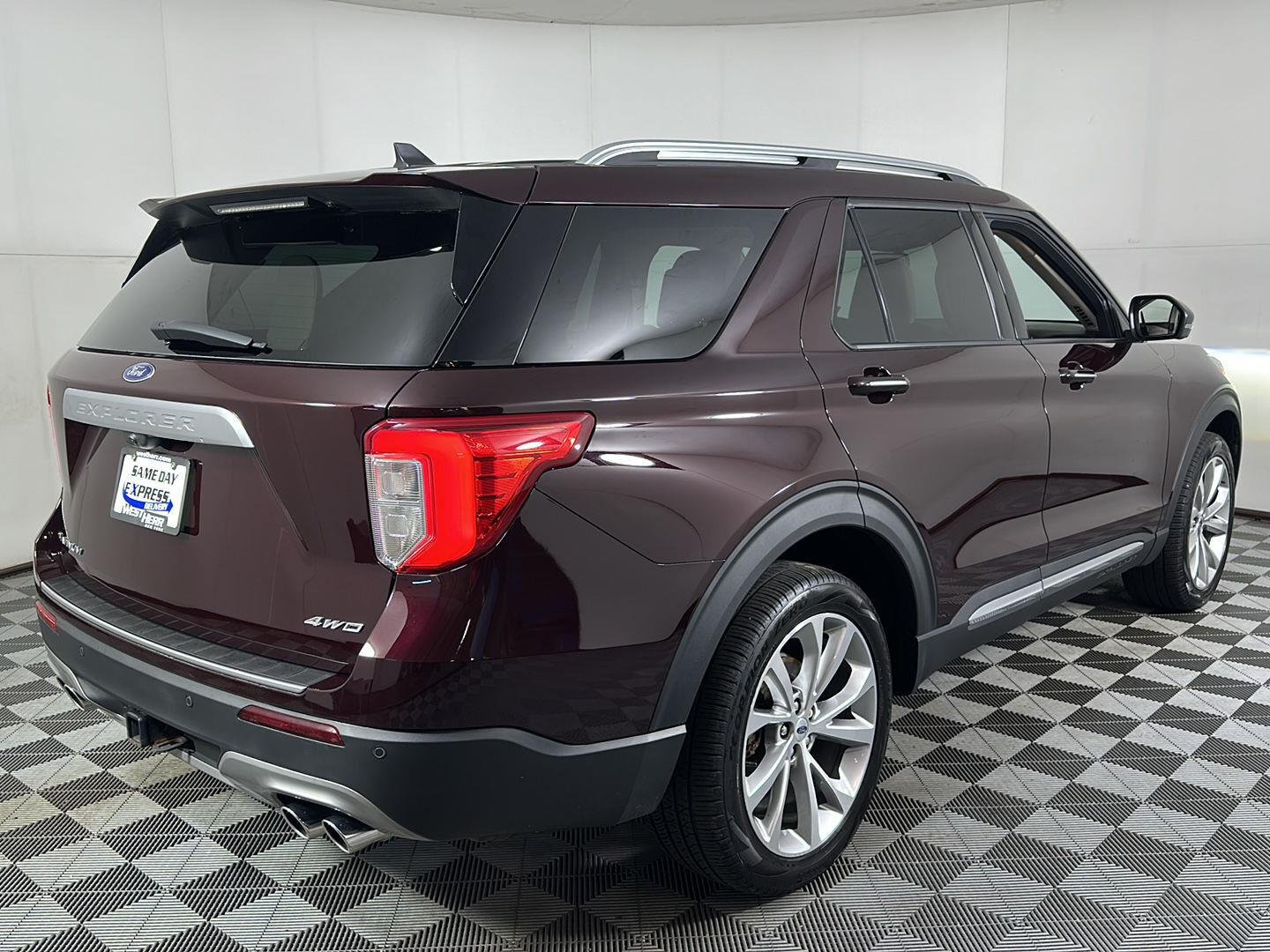 Used 2023 Jewel Red Metallic Tinted Clearcoat Ford Platinum image 5