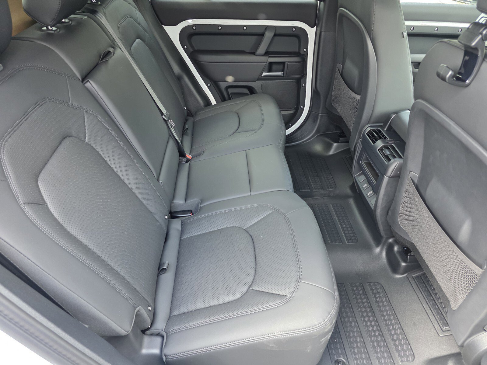 New 2026 Fuji White Land Rover P400 X-Dynamic SE image 5
