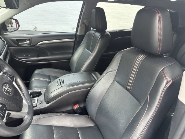 Used 2019 White Toyota SE image 22
