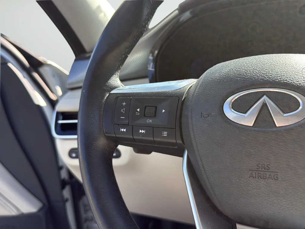 Used 2022 White INFINITI LUXE image 13