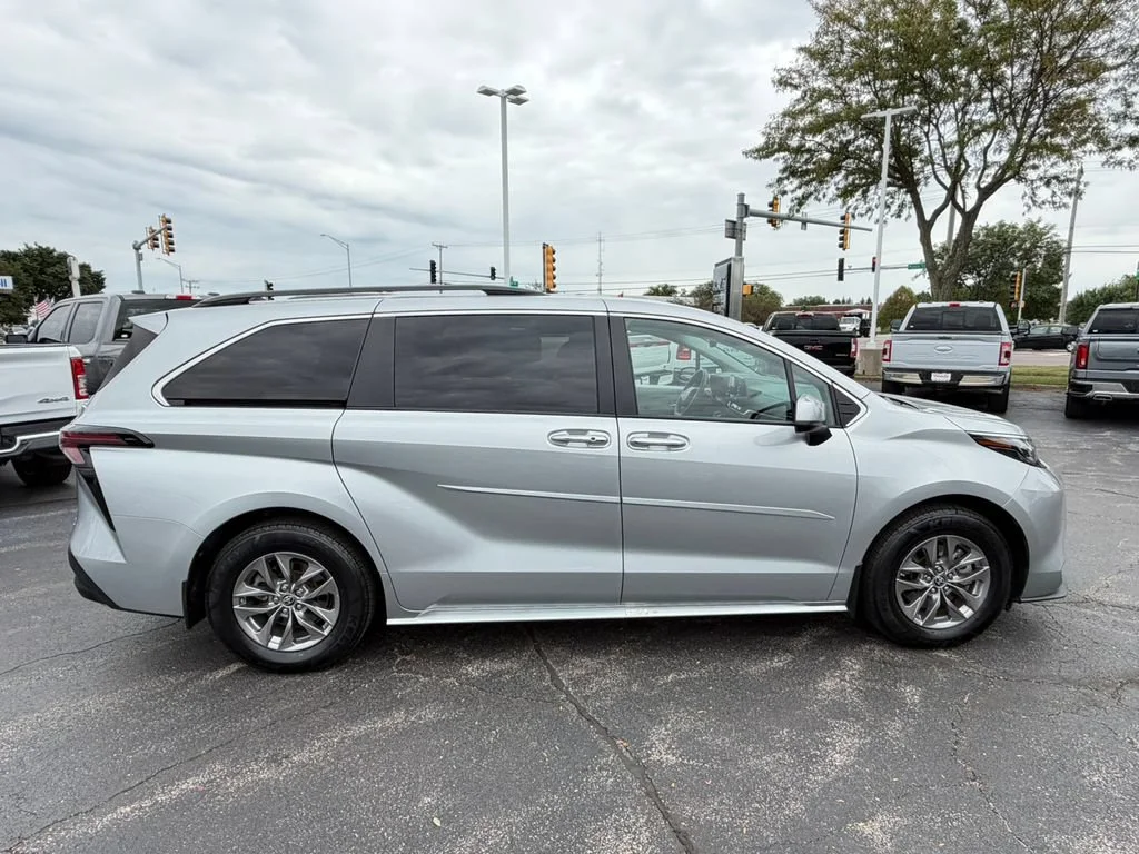 2024 Toyota Sienna XLE - Photo 13