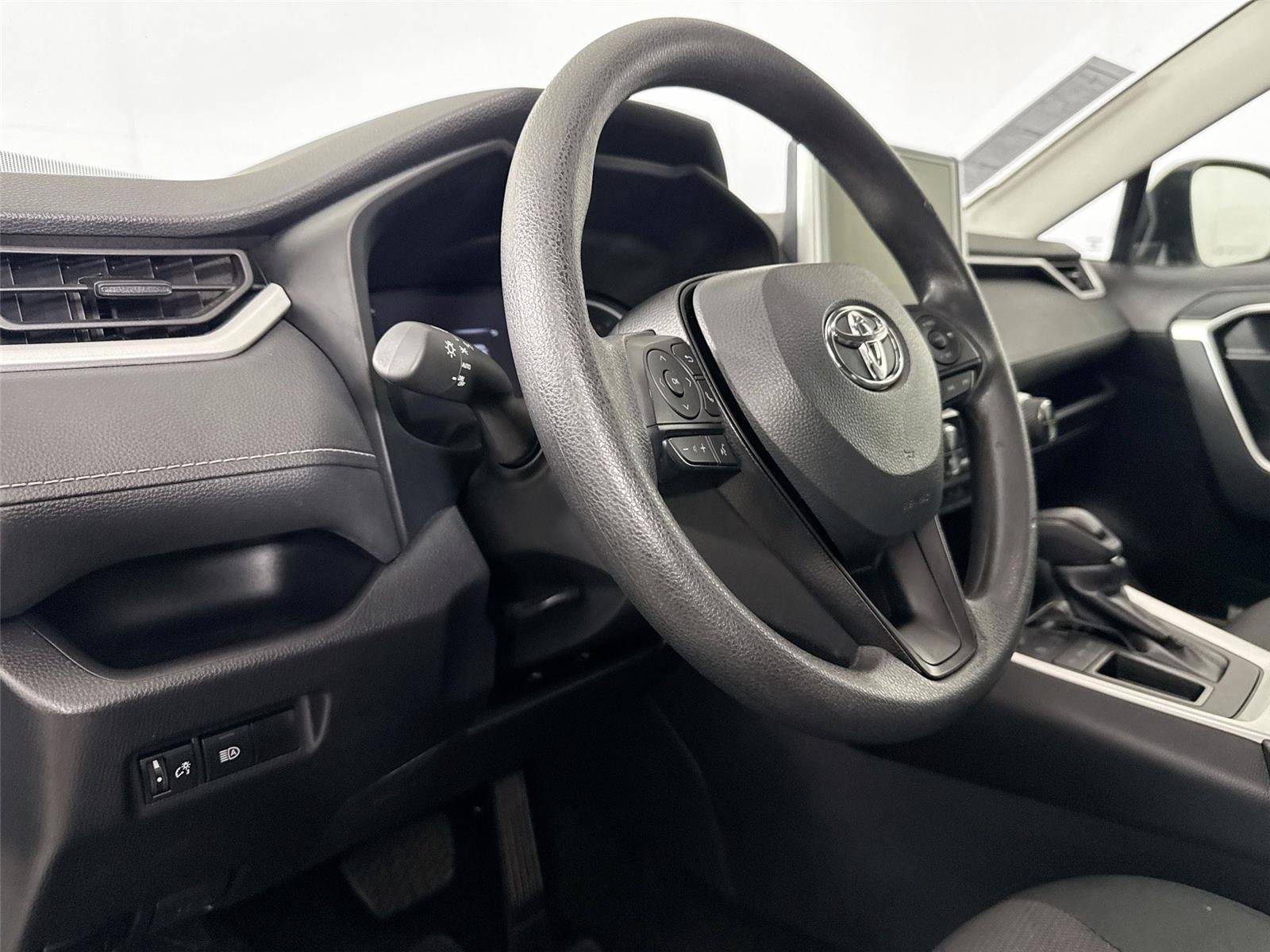 Used 2025 Ice Cap Toyota XLE image 4