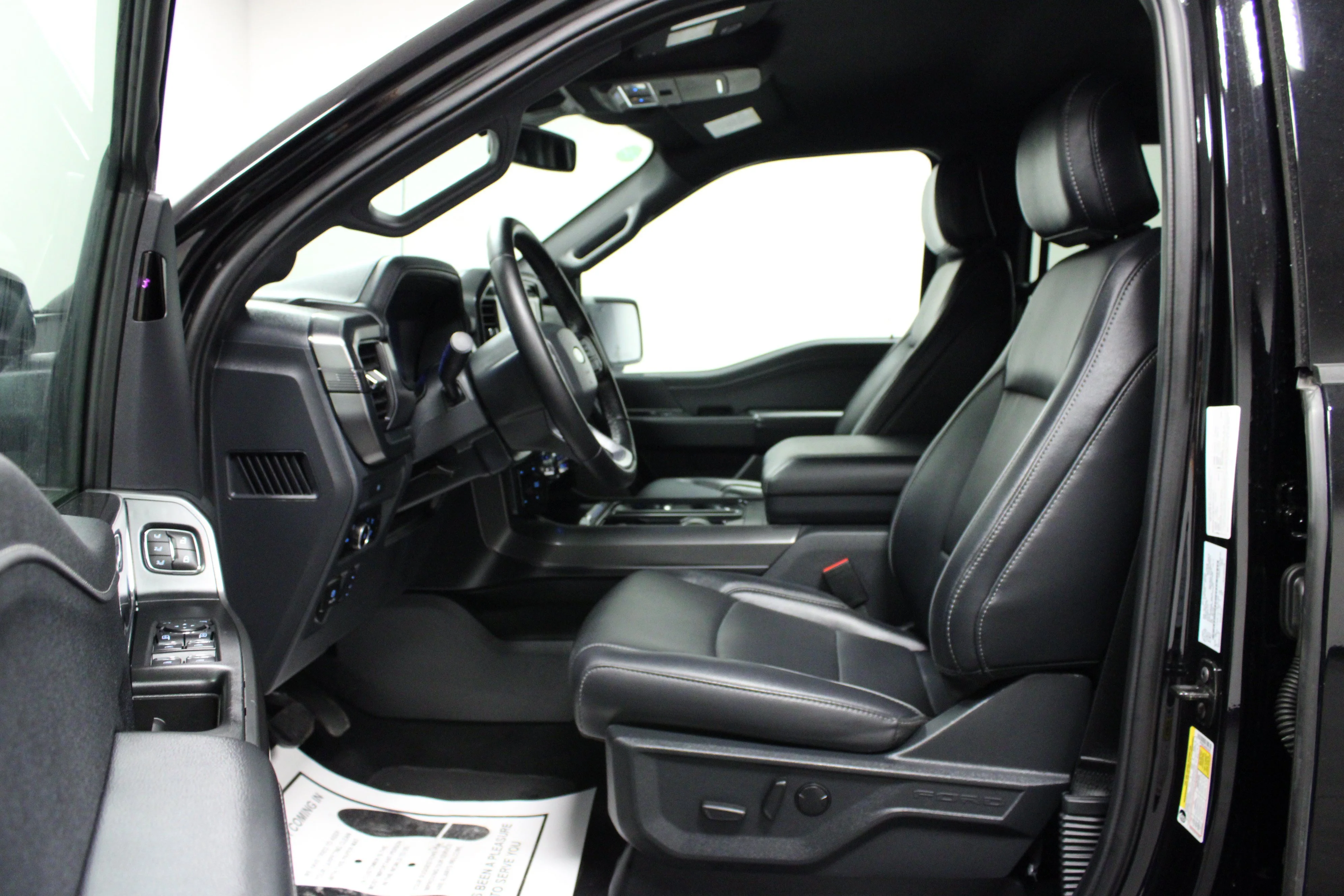 Used 2025 Agate Black Metallic Ford LARIAT image 12
