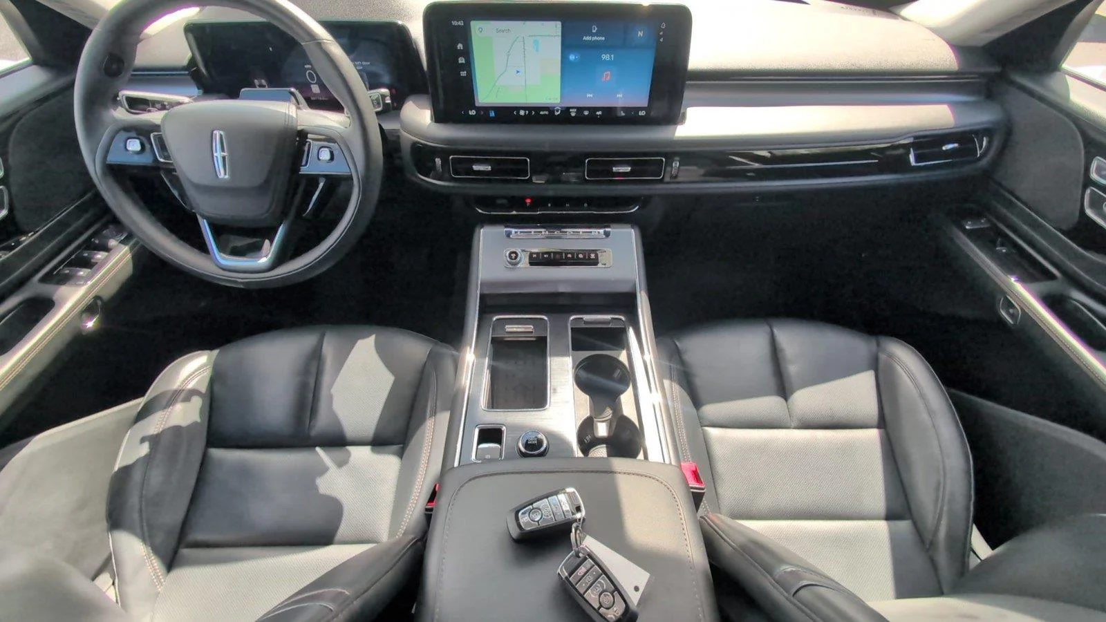 Used 2025 Pristine White Metallic Tri-Coat Lincoln Premiere image 33