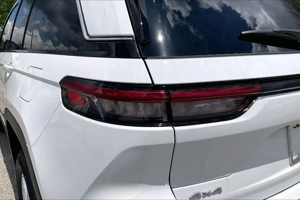 New 2026 Bright White Clear-Coat Exterior Paint Jeep Laredo X image 14