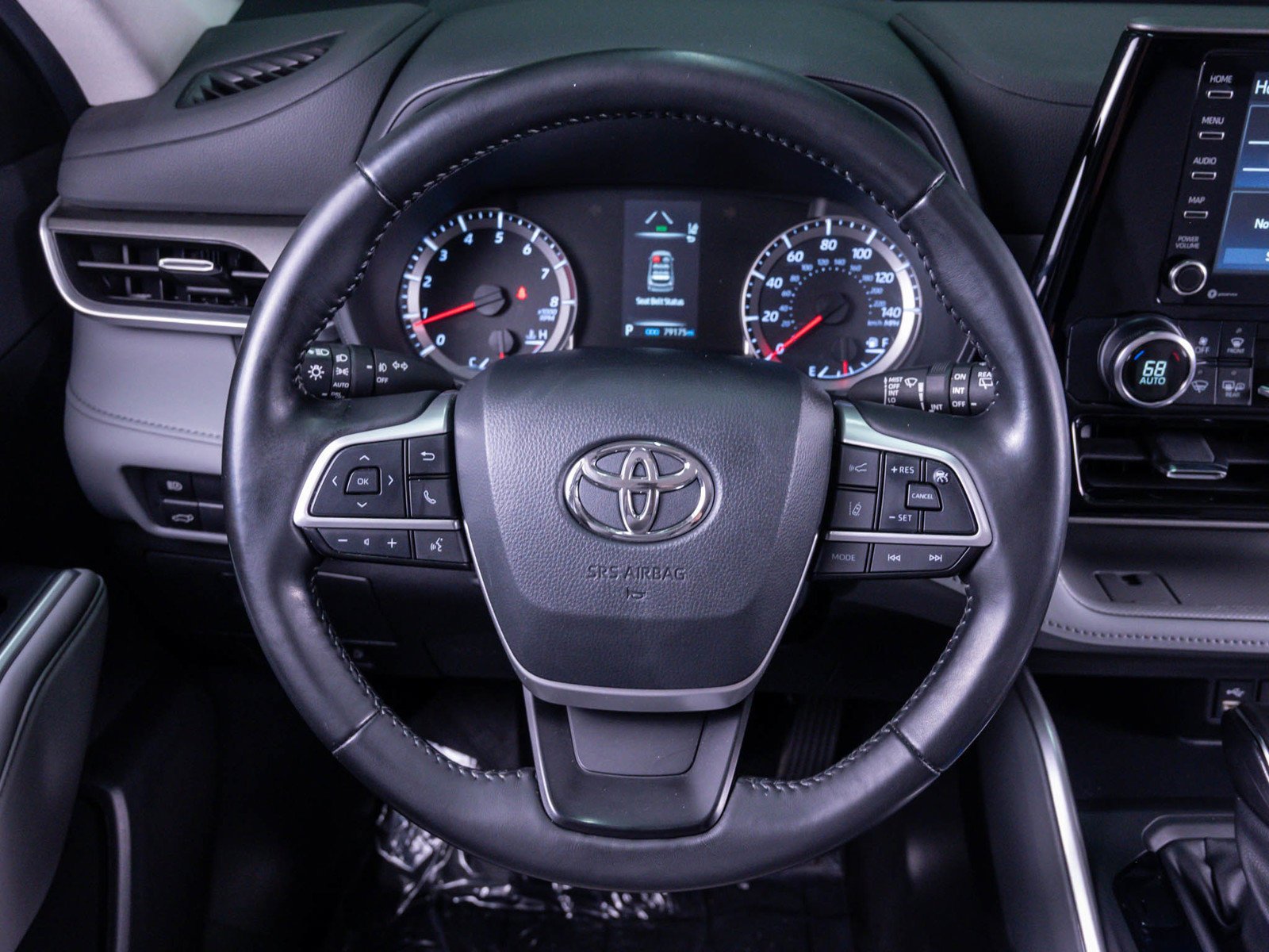 Used 2022 Pearl Toyota LE image 17
