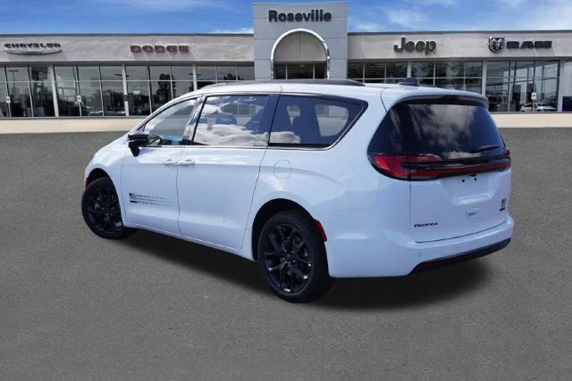 New 2027 Bright White Clear-Coat Paint Chrysler Select image 5