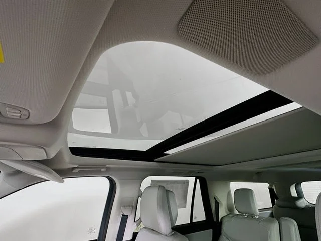 New 2027 Star White Metallic Tri-Coat Ford Platinum image 20