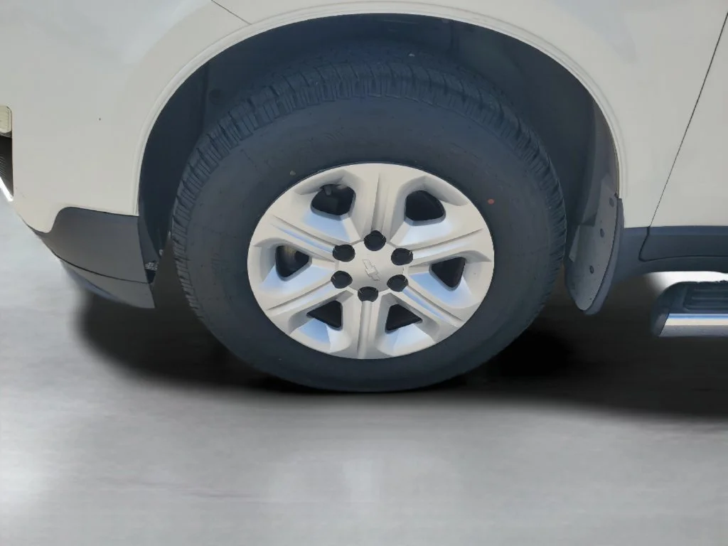 Used 2013 White Chevrolet LS image 25