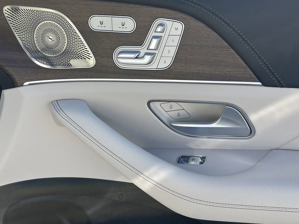 New 2026 MANUFAKTUR Moonlight White Metallic Mercedes-Benz GLS 450 image 17