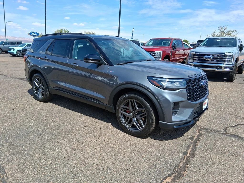New 2025 Carbonized Gray Metallic Ford ST-Line image 7