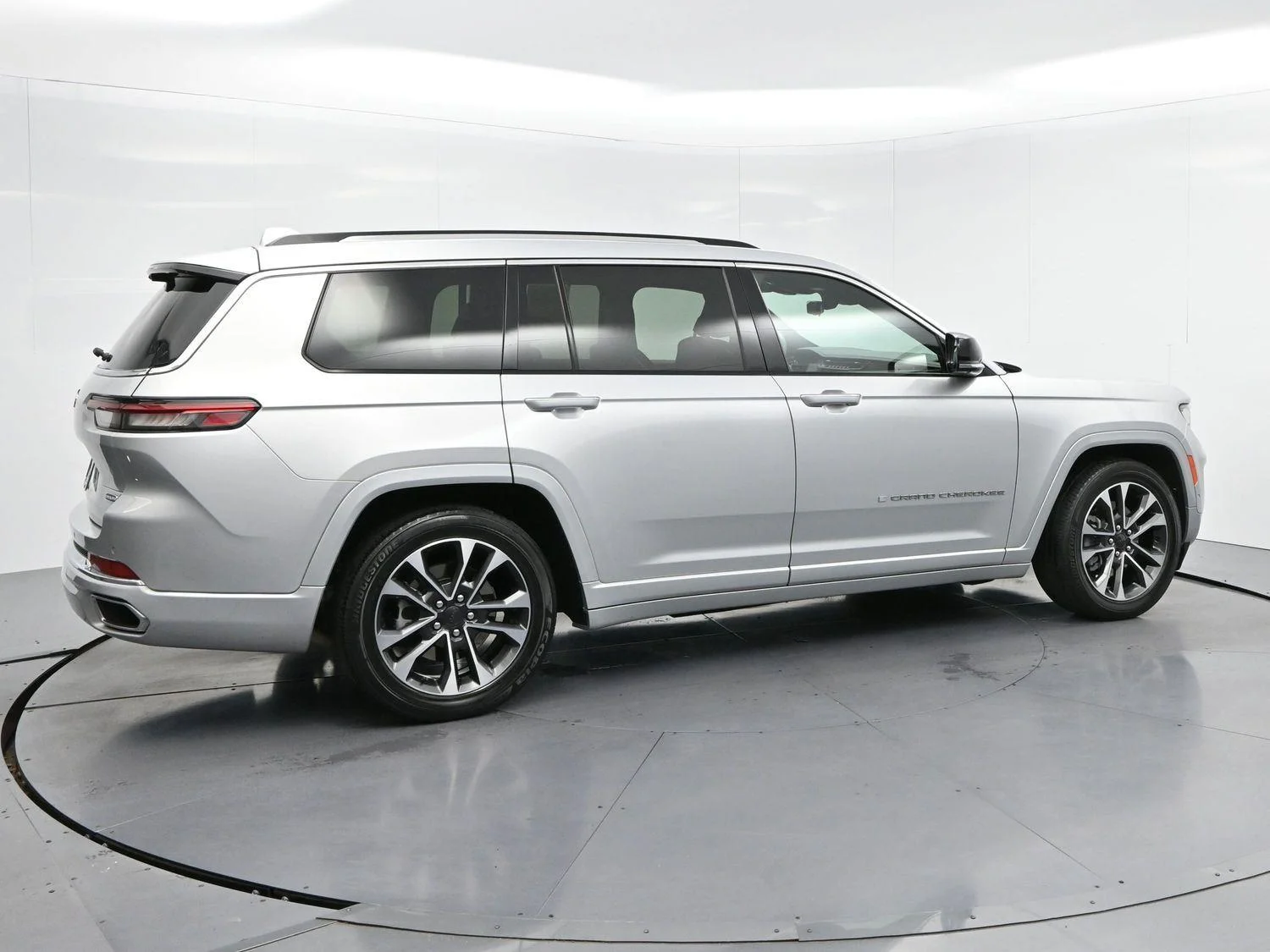 Used 2022 Silver Zynith Jeep Overland image 8