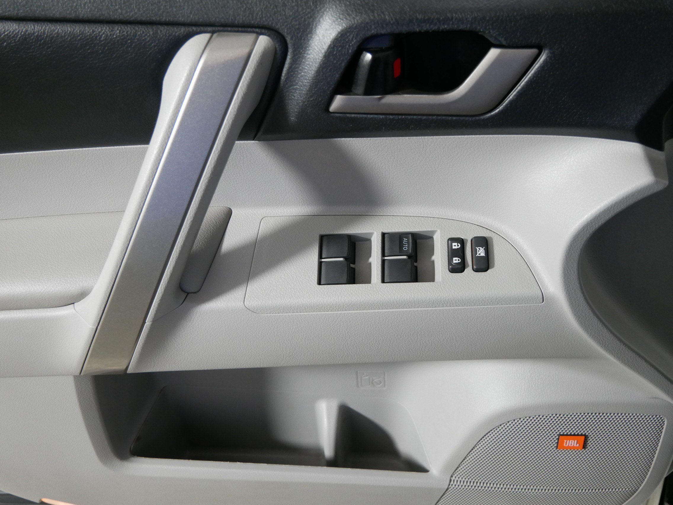 Used 2012 Blizzard Pearl Toyota SE image 19