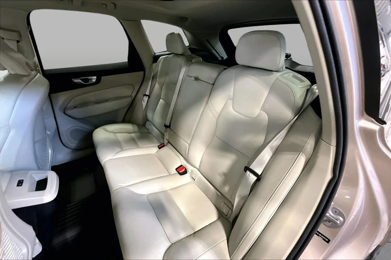 Used 2024 Bright Dusk Metallic Volvo Plus Dark Theme image 20