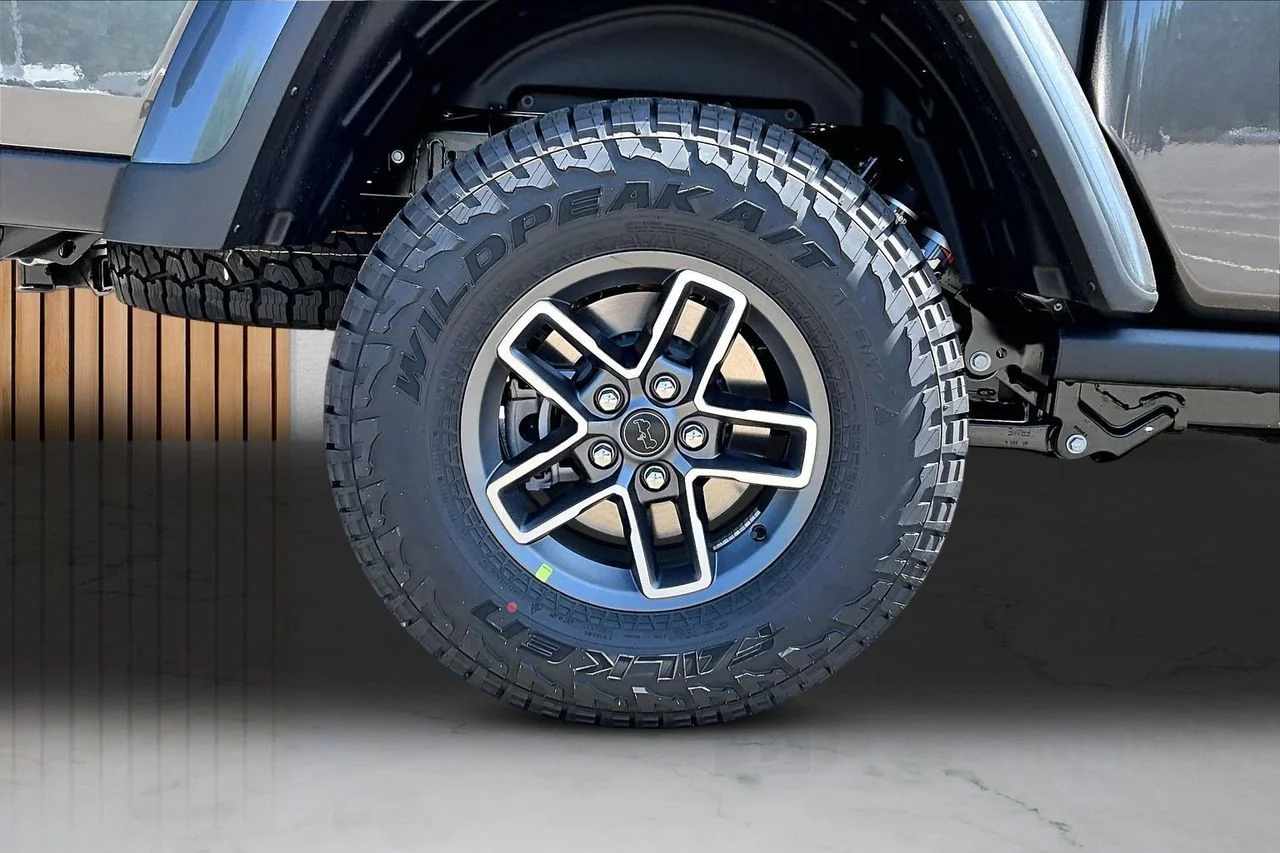 New 2026 Granite Crystal Metallic Clear-Coat Exterior Paint Jeep Mojave image 29