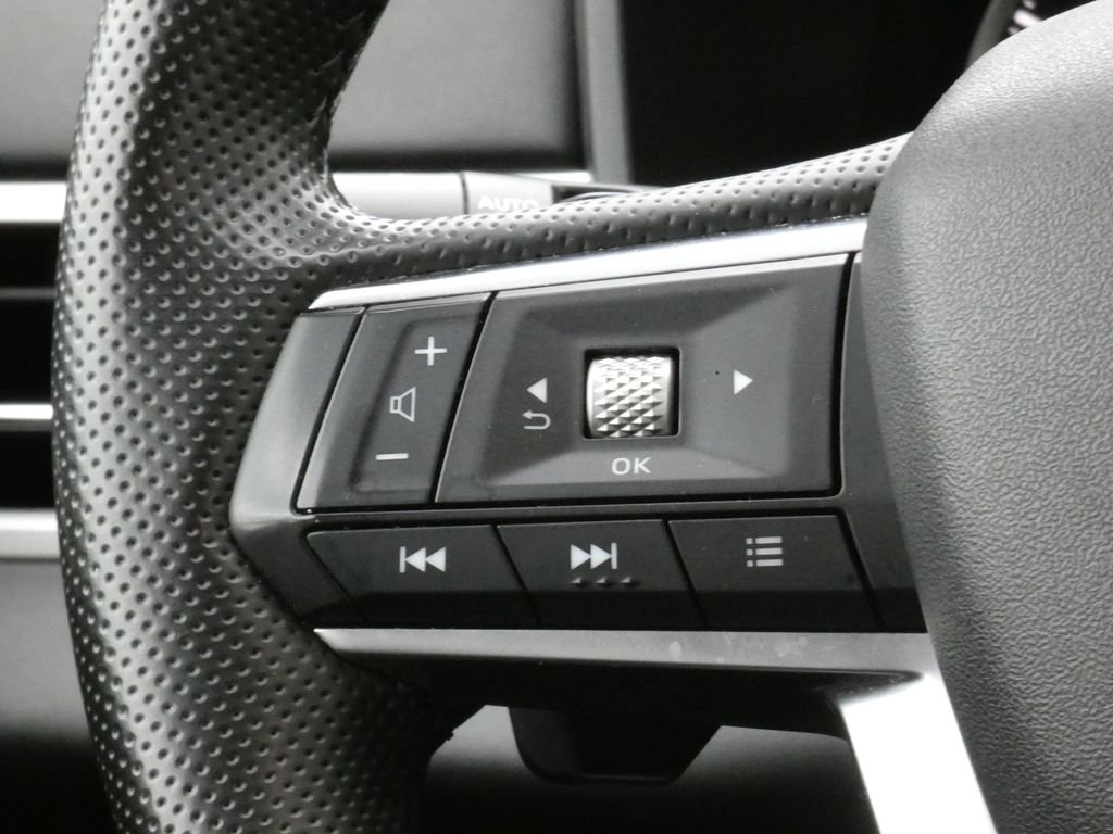 Used 2025 Silver Mitsubishi SE image 16