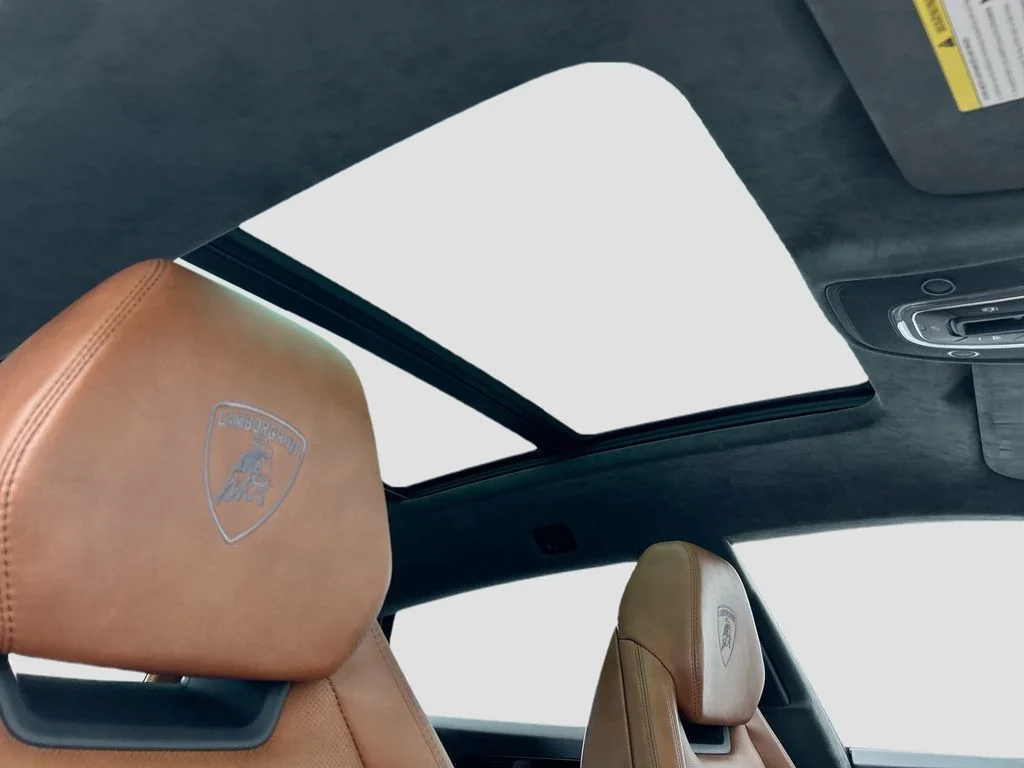 Used 2021  Lamborghini  image 17