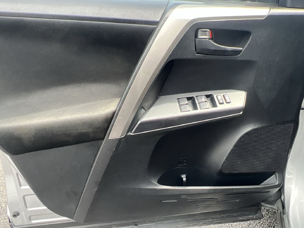 Used 2018 Silver Toyota LE image 19