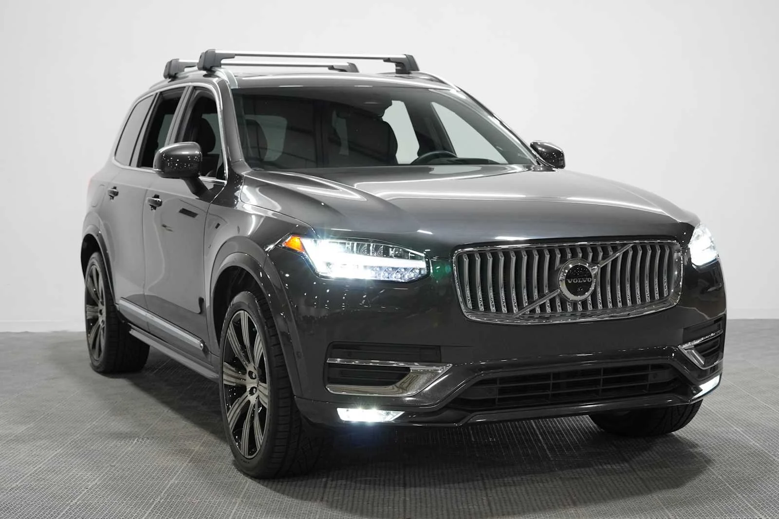 Used 2023 PLATINUM GREY Volvo Ultimate image 3
