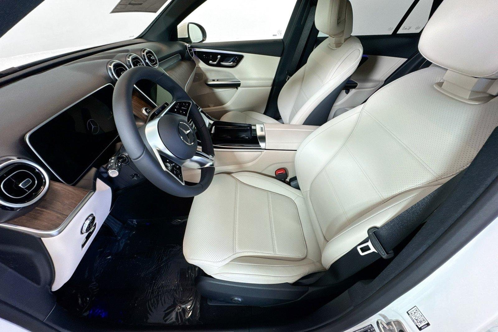 New 2026 Polar White Mercedes-Benz GLC 300 image 18