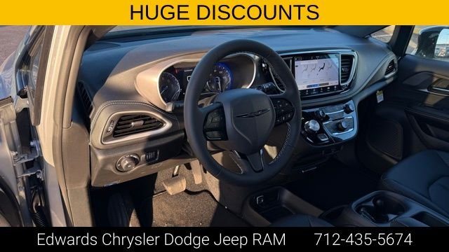 2026 Chrysler Pacifica Select - Photo 13
