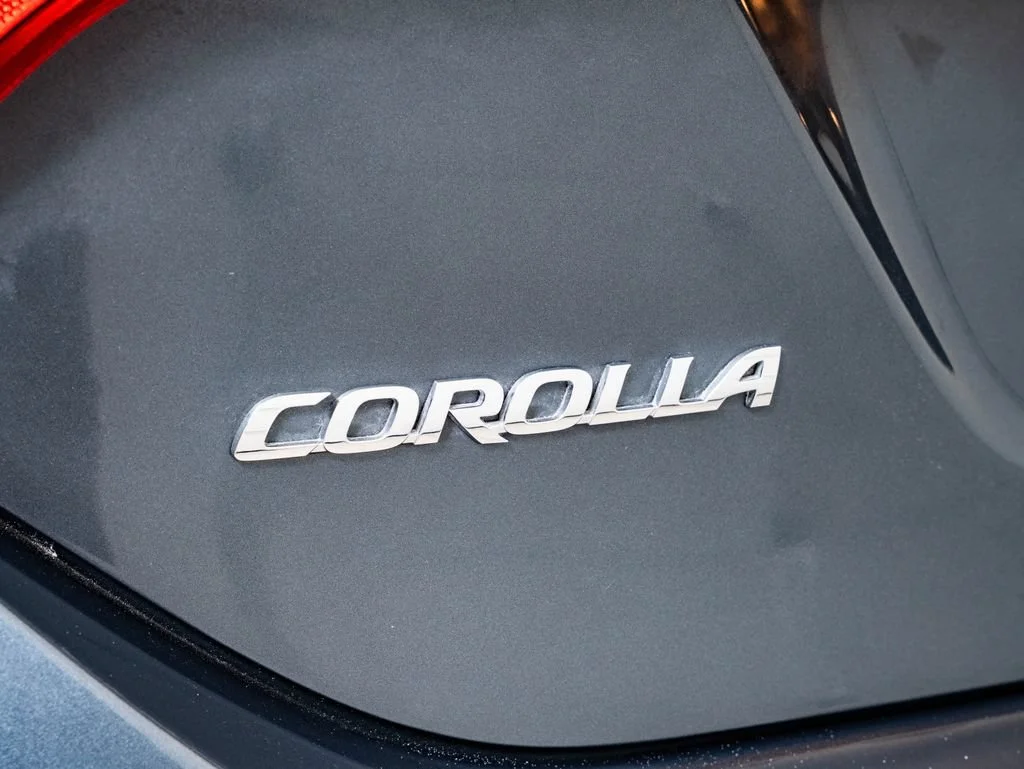 Used 2015 Slate Metallic Toyota LE image 17