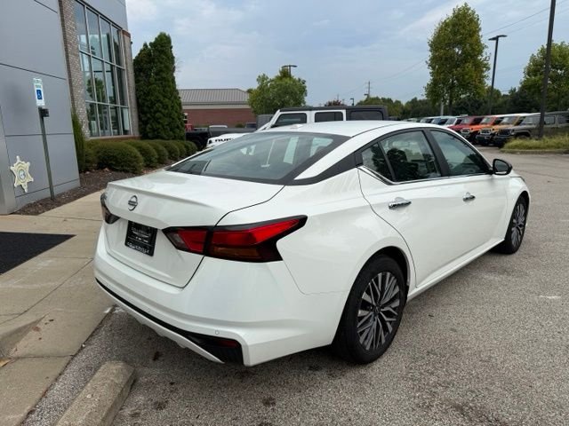 Used 2025 White Nissan 2.5 SV image 7