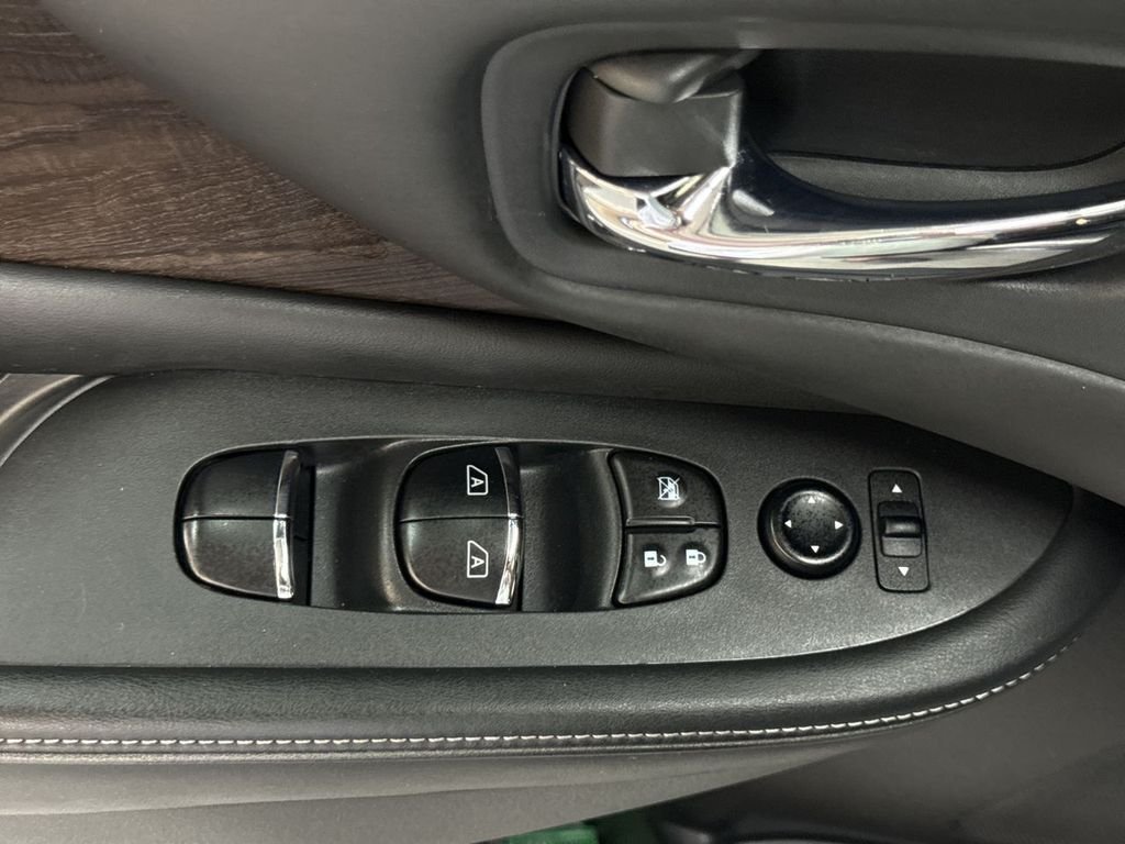 Used 2020 Super Black Metallic Nissan Platinum image 15