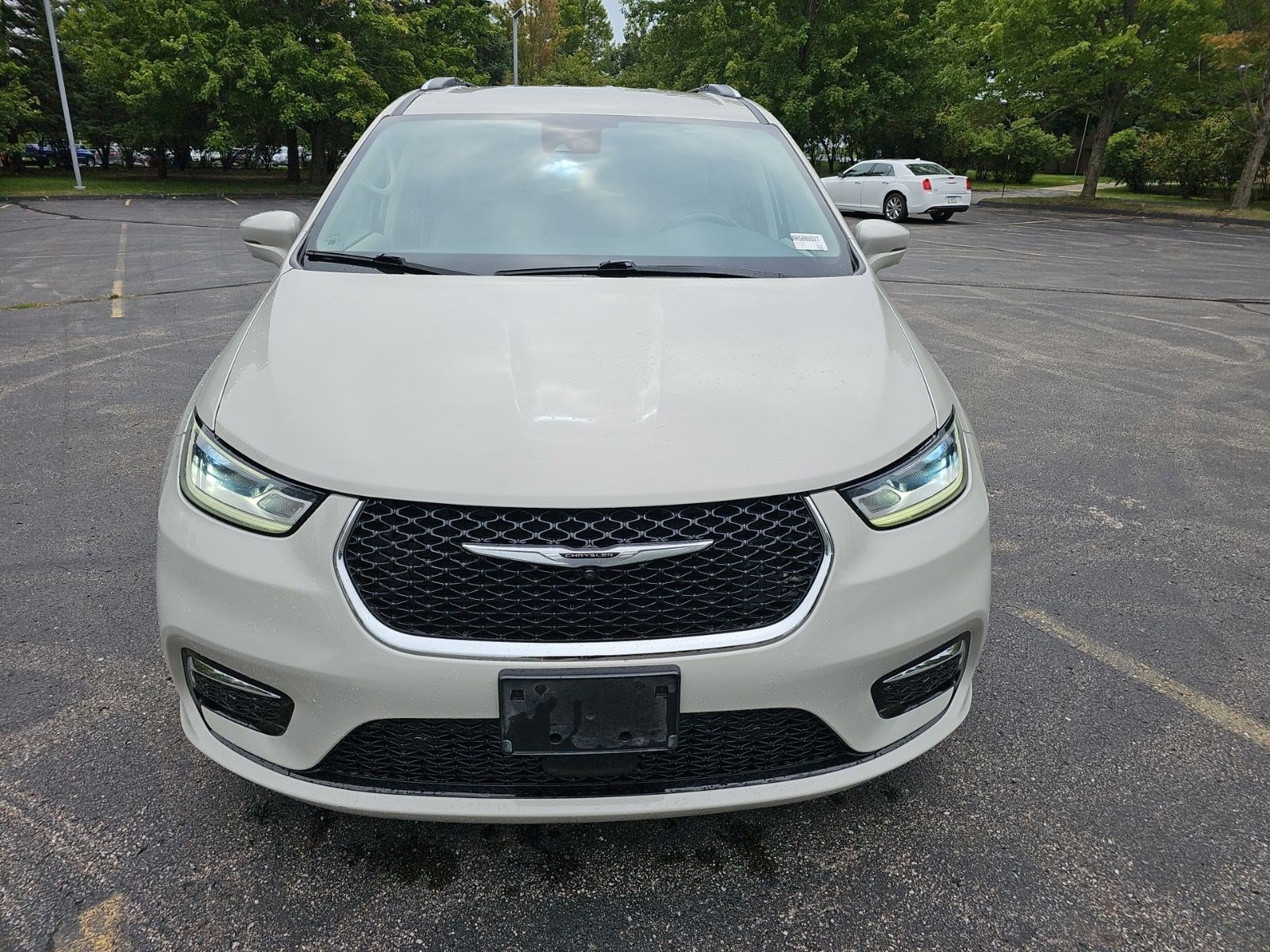 Used 2021 Luxury White Pearlcoat Chrysler Touring L image 8