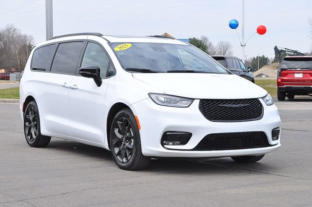 2025 Chrysler Pacifica Limited's photo