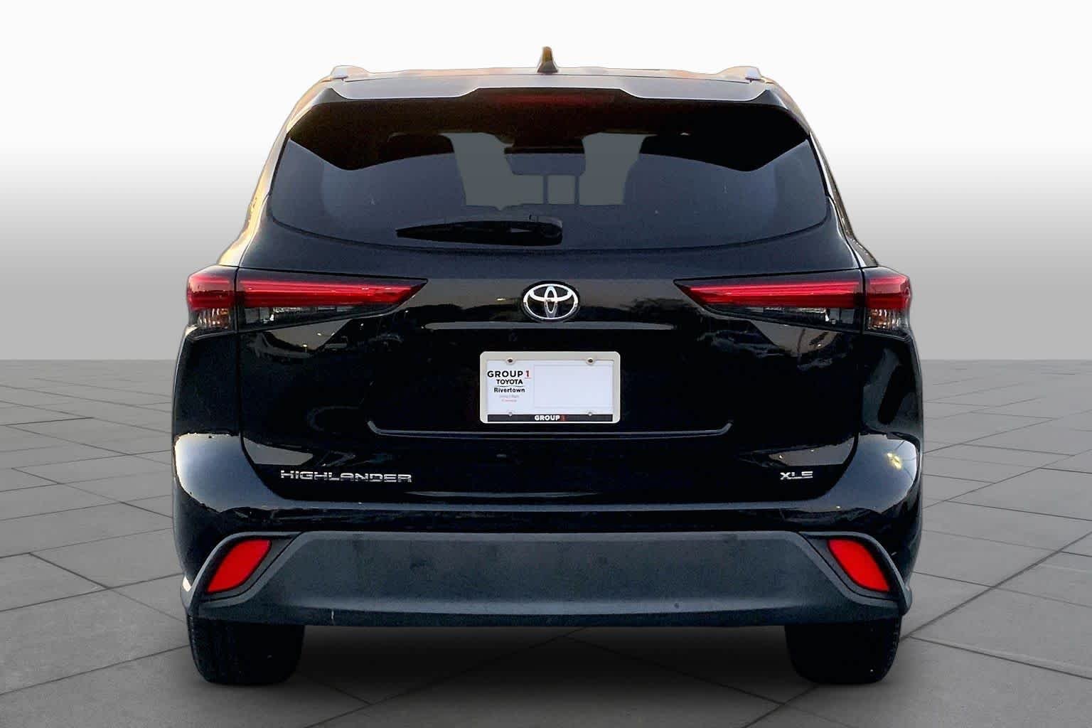 Used 2022 Midnight Black Metallic Toyota XLE image 5