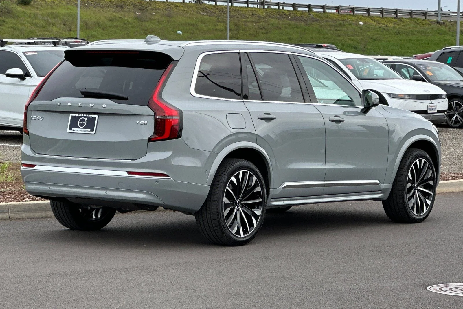 New 2026 Gray Volvo T8 Plus image 3