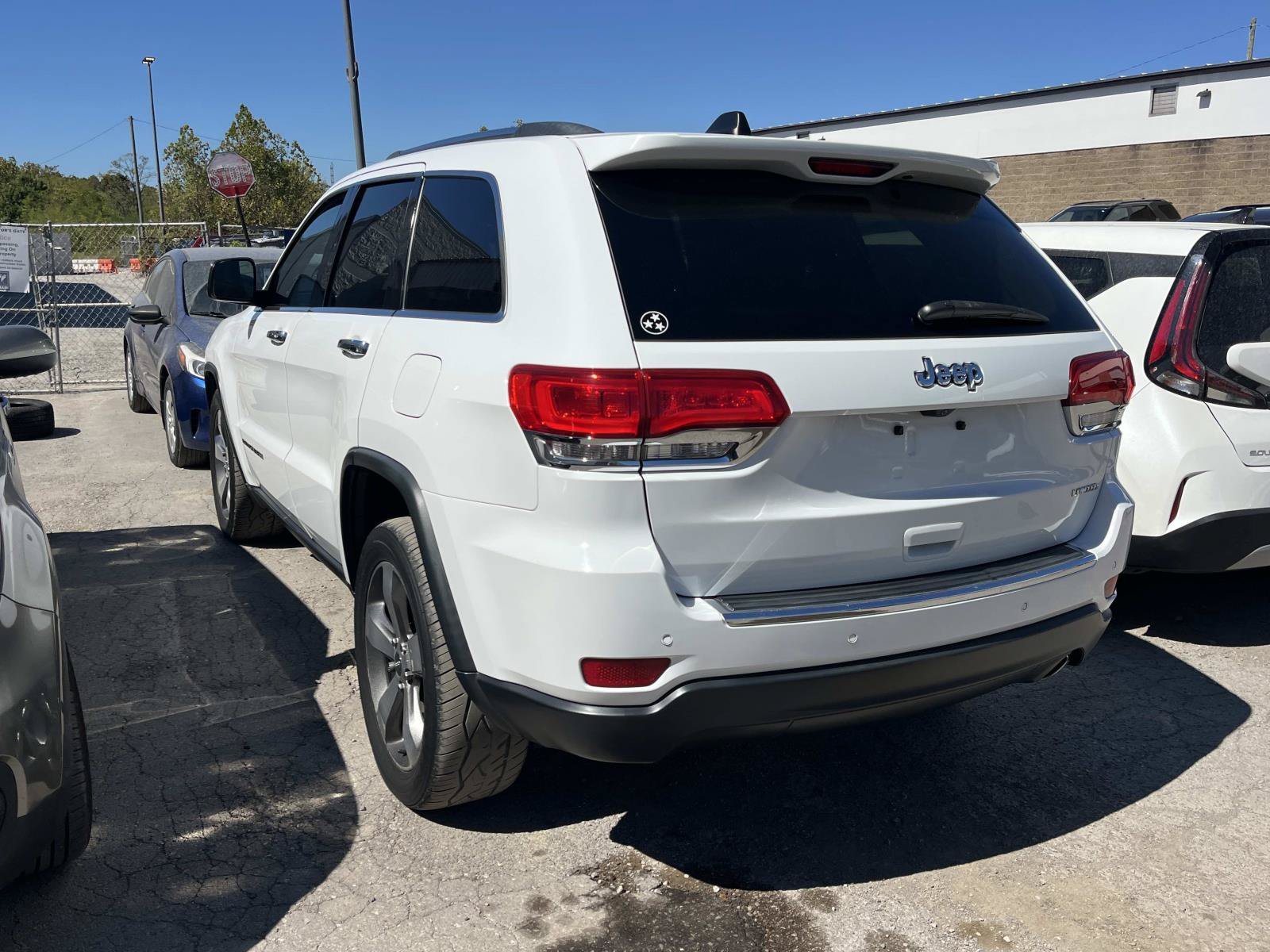 Used 2015 Bright White Clearcoat Jeep Limited image 4
