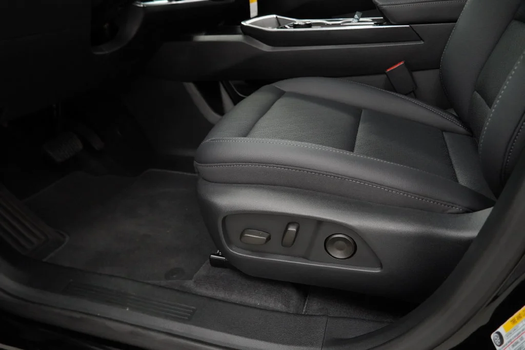 New 2027 Mosaic Black Metallic Chevrolet LT image 32