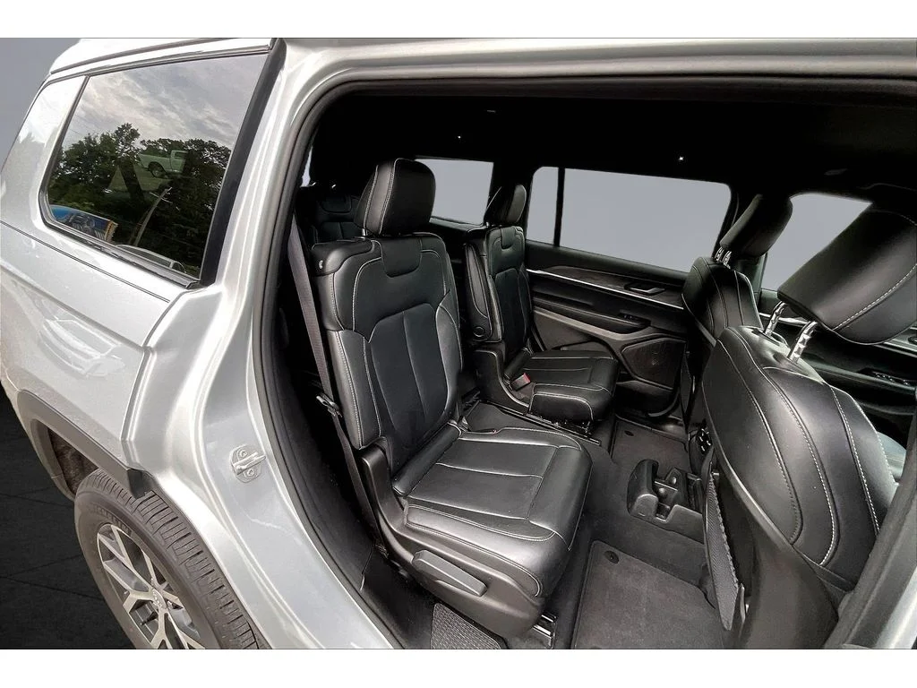 Used 2024  Jeep Limited image 19