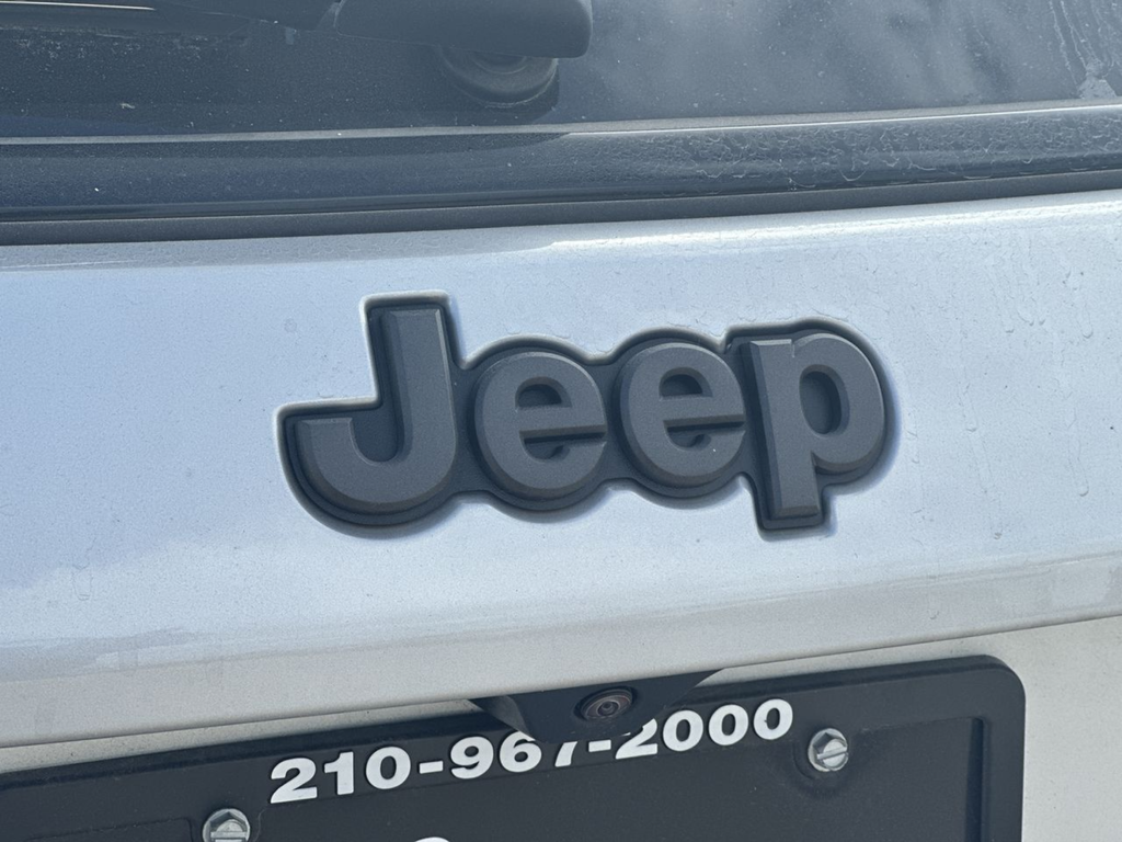 New 2026 Silver Zynith Metallic Clear-Coat Exterior Paint Jeep Latitude image 47