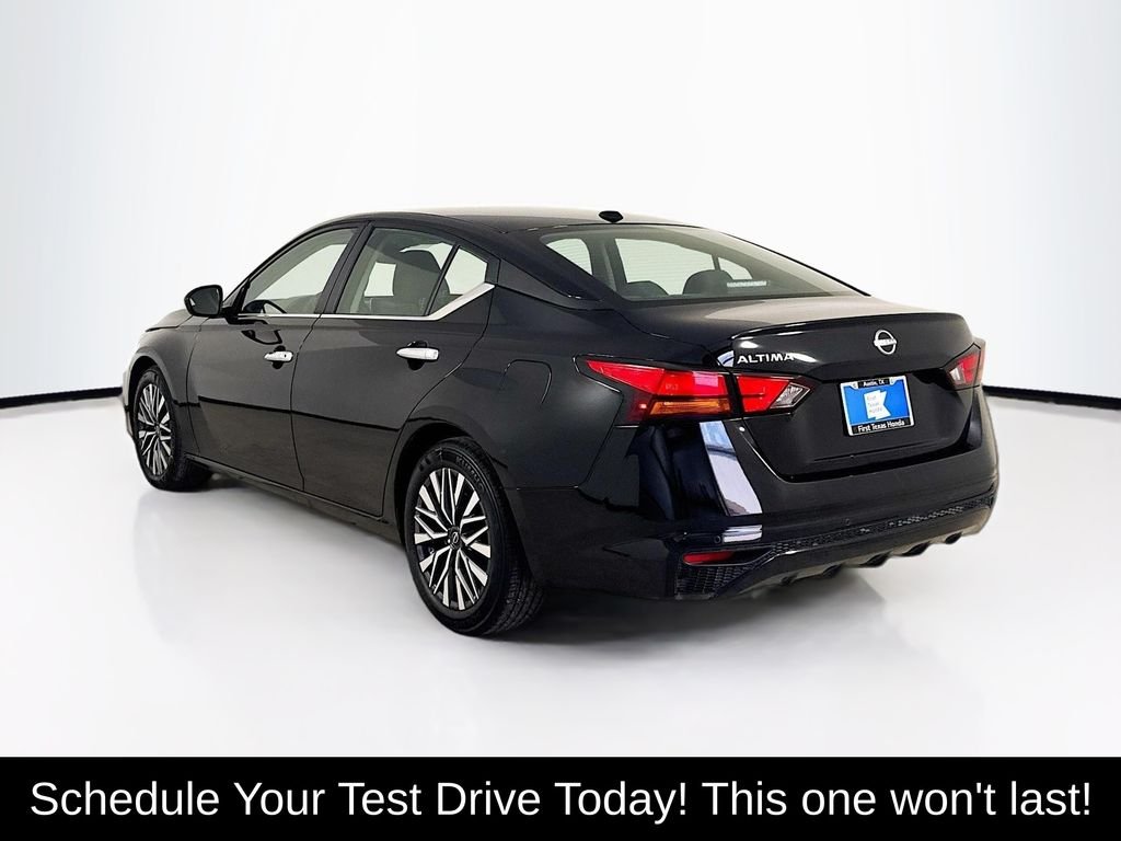 Used 2025 Super Black Clearcoat Nissan 2.5 SV image 5