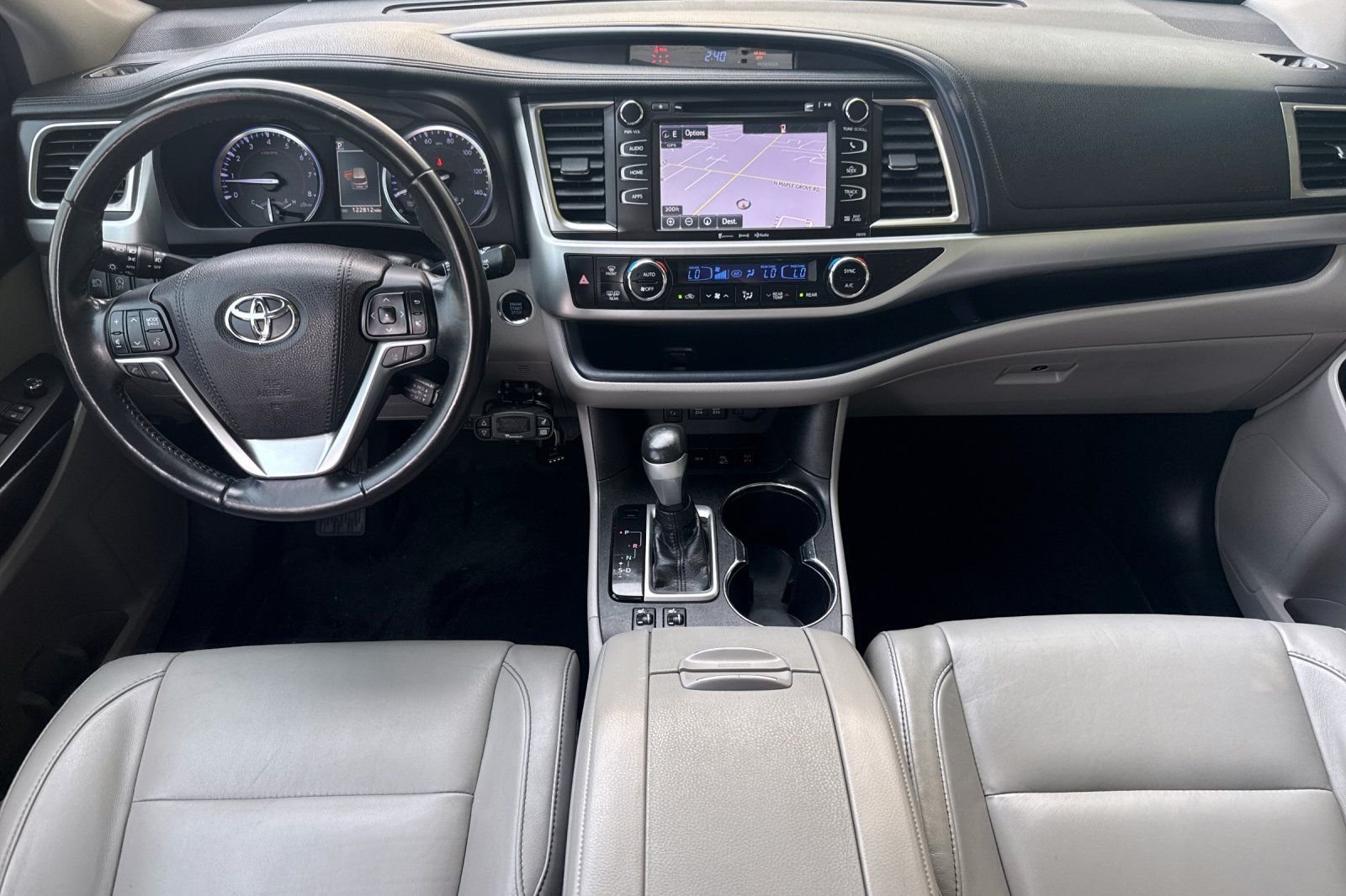 Used 2018 White Toyota XLE image 12