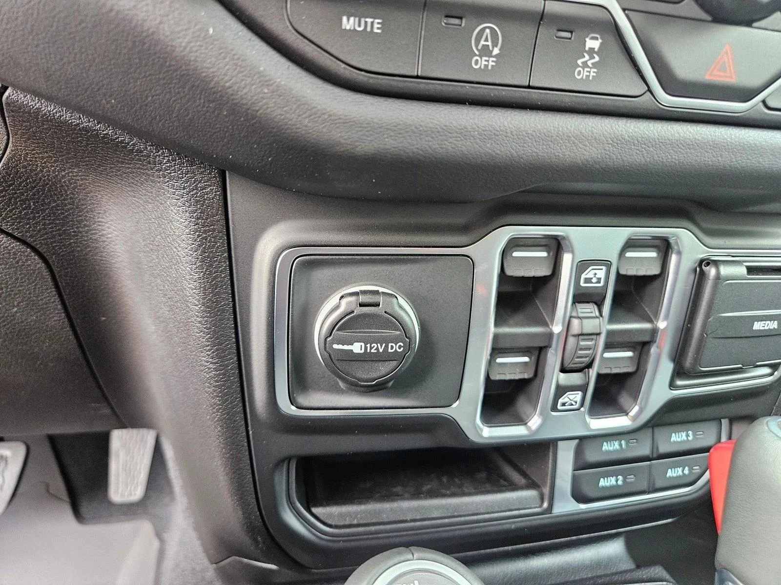 New 2026 Bright White Clearcoat Jeep Sahara image 18