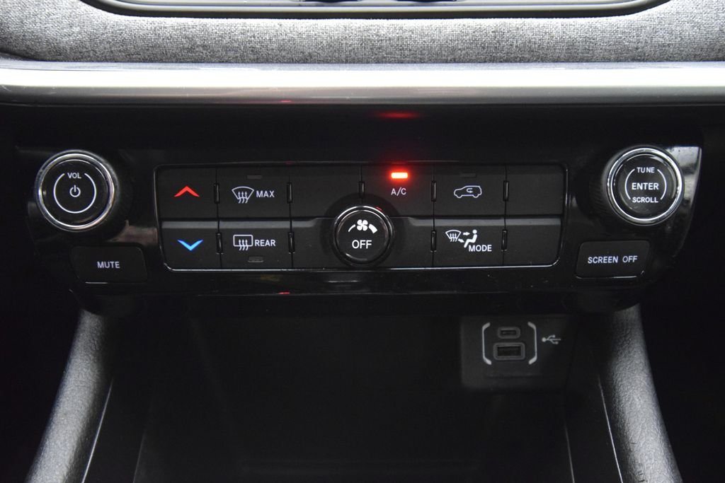 Used 2022 Black Jeep Latitude image 25