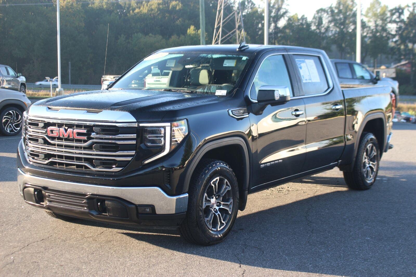 Used 2025 Onyx Black GMC SLT image 3