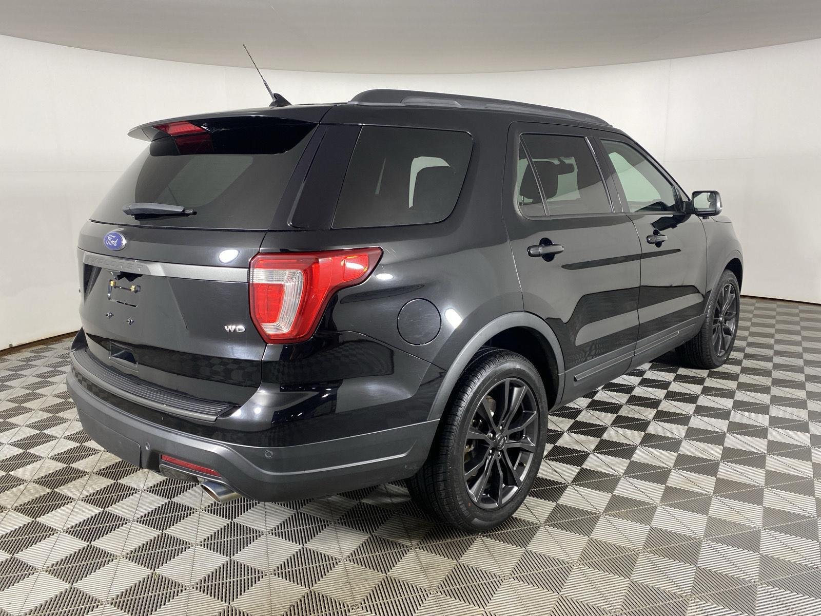 Used 2018 Shadow Black Ford XLT image 17