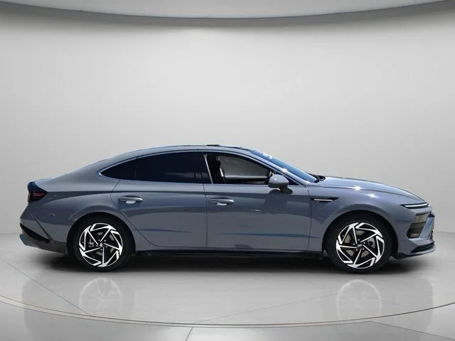 Used 2024 Blue Hyundai SEL image 5