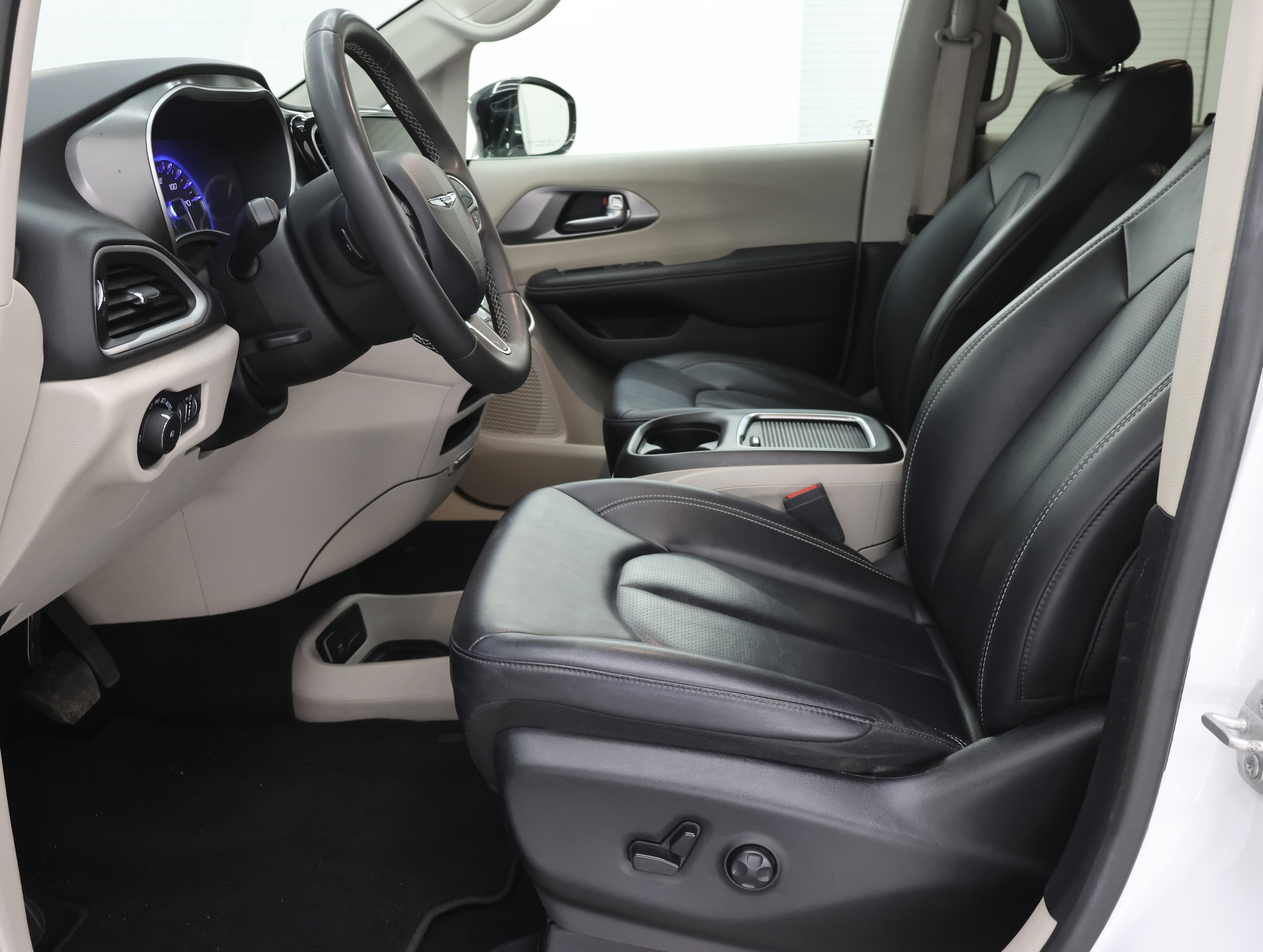 Used 2024 Bright White Clearcoat Chrysler Touring L: TOURING L-STOW N GO-QUADS-THIRD-ADAPTIVE CRUISE-1 OWNER image 8