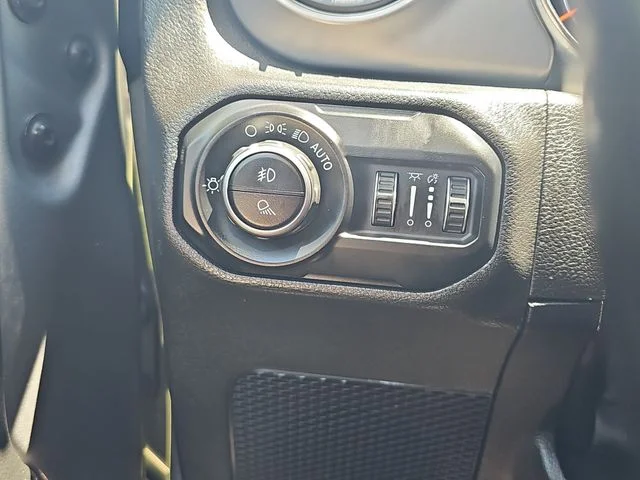 Used 2020 Silver Jeep Sport image 22