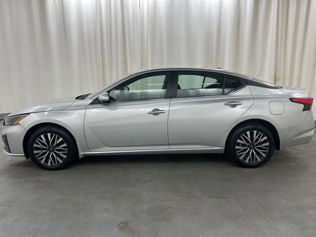 Used 2023 Silver Nissan 2.5 SV image 3